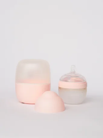 Антиколиковая бутылочка Mombella Wide Neck, широкая, 120 мл, силиконовая, розовая.