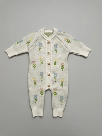 Вязаный комбинезон "Цветочные мечты"