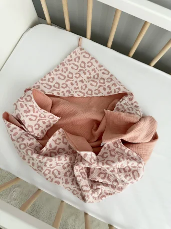 Муслиновое полотенце Babyshowroom, 100х100 см., Леопарды пудровые