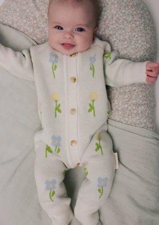 Вязаный комбинезон "Цветочные мечты"