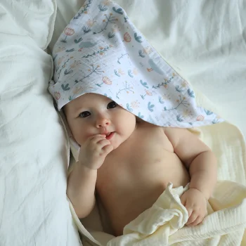Муслиновое полотенце Babyshowroom, 100х100 см., Гуси/Лютики/молочный