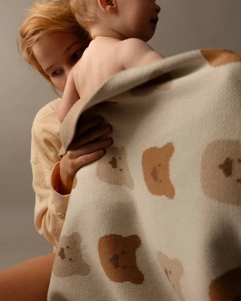 Плед вязаный Loomknits с мишками, Экрю